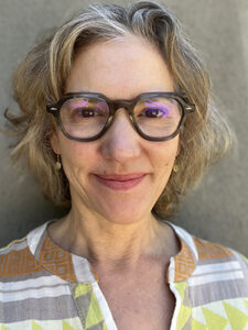Headshot of Lesley Hyatt, Los Angeles writer and author coach